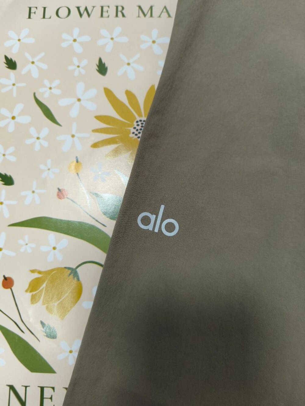 Alo Yoga Premium🧶Olive Pants - Suitable for all age (Regular Limited)✅ - Picture 4 of 5